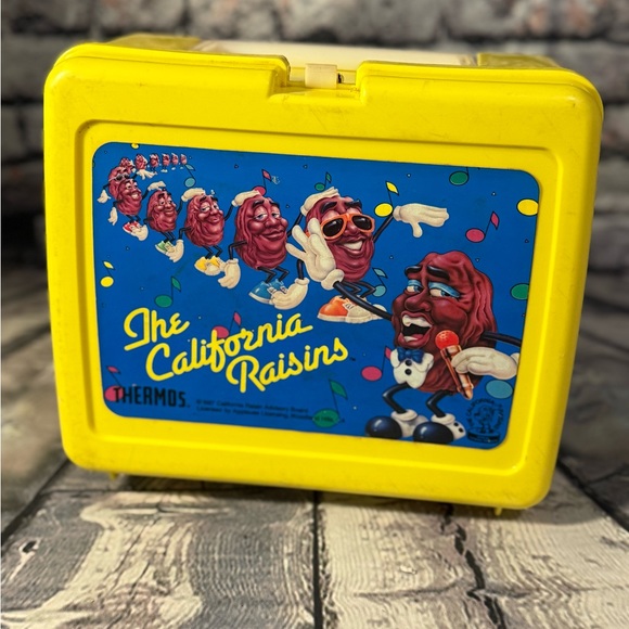 Vtg 1987 Thermos Brand The California Raisins Yellow Plastic Lunchbox No Thermos - Picture 1 of 9